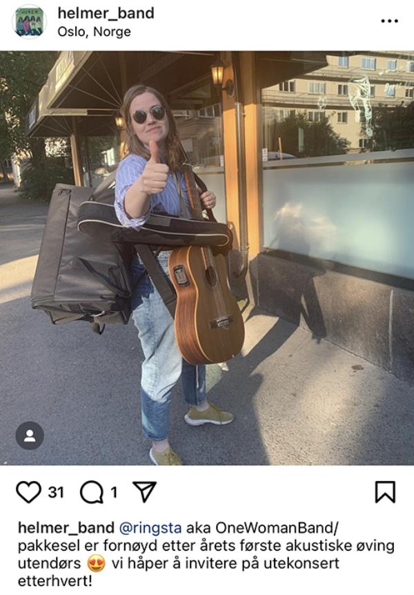 Instagram上女性携带乐器和包,竖起大拇指的图片。